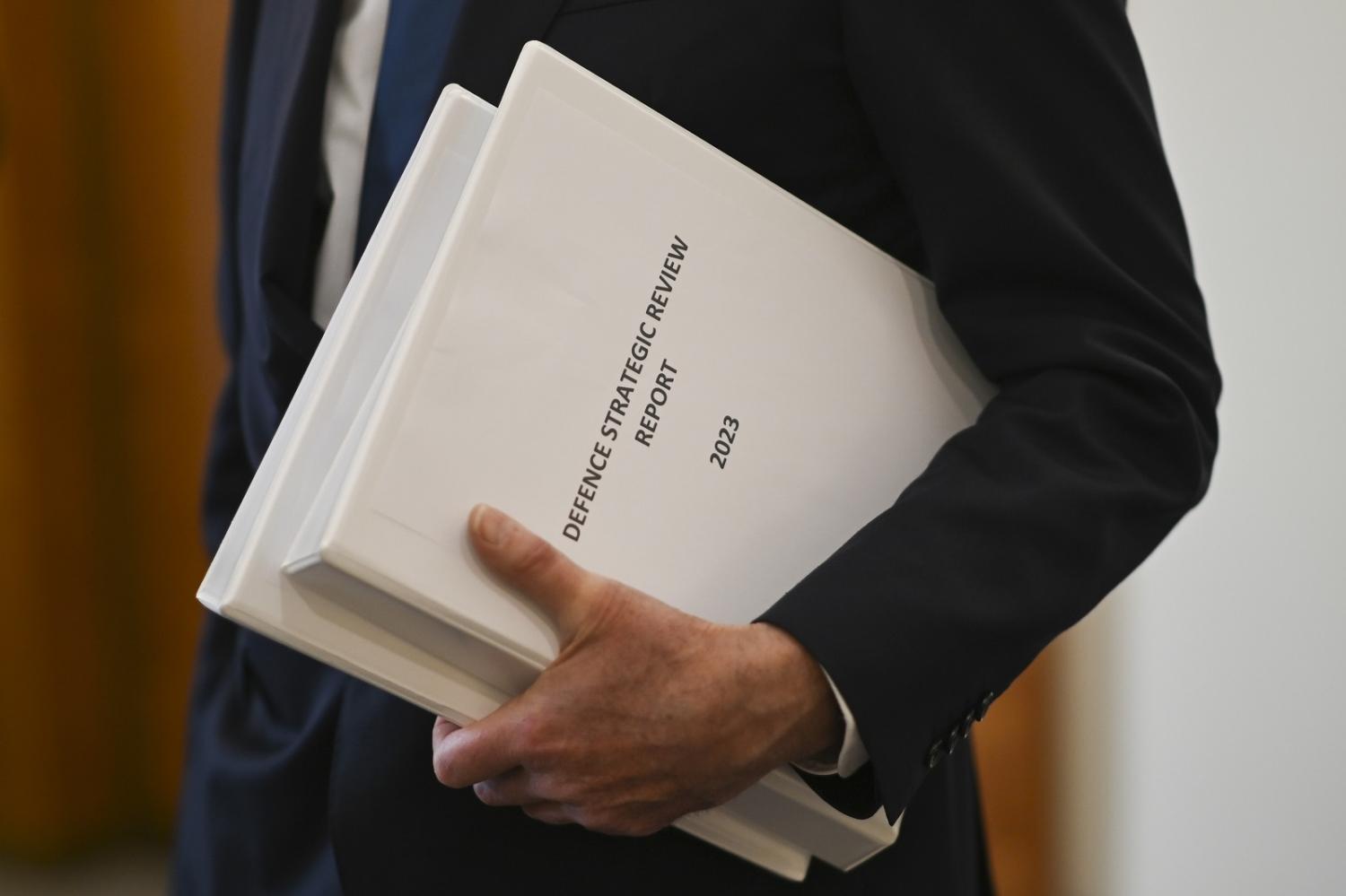 Sir Angus Houston delivers the Defence Strategic Review 2023 to Prime Minister Anthony Albanese and Deputy PM and Minister of Defence Richard Marles, 14 February 2023 (Martin Ollman/Getty Images)